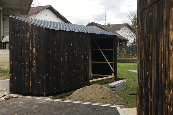 Cabane de jardin en bois brulé. 